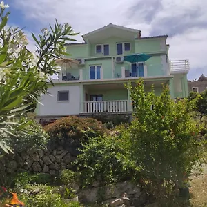 Apartman Lapis, Savar